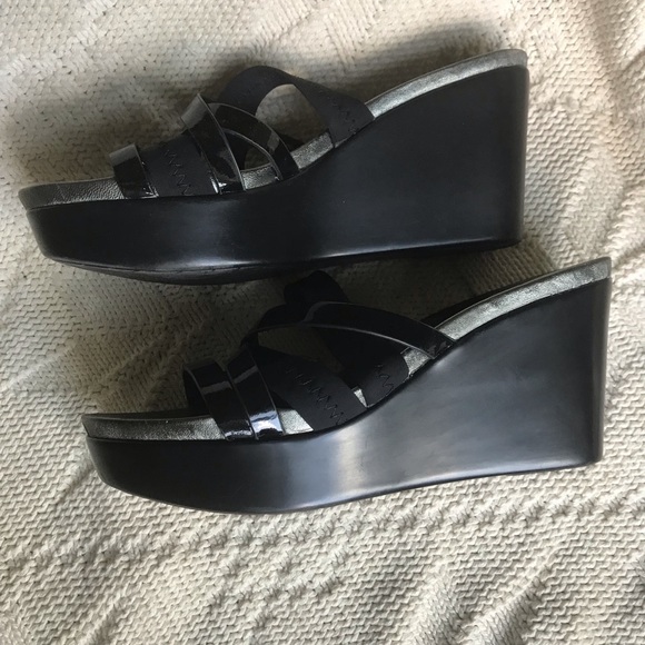 Donald Pliner 8.5: black wedges - Picture 4 of 10